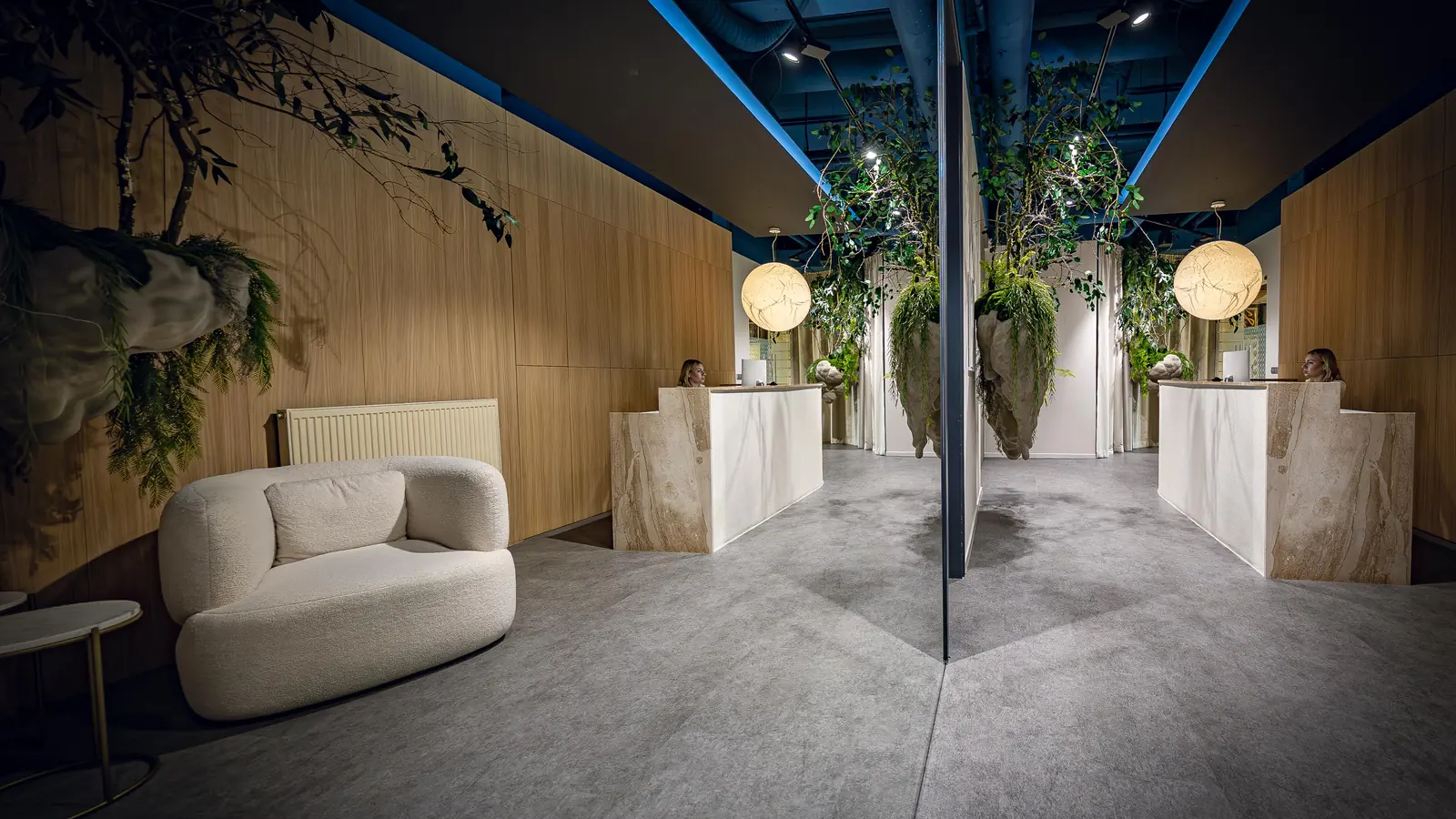 Recepcia kliniky Aezoku Longevity Clinic v Bratislave — drevené obklady, zeleň a svetelné objekty